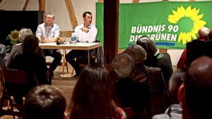 Der Grüne Klaus Amler (links) sitzt neben dem Chef  der Partei, Cem Özdemir, auf dem Podium in der Alten Scheuer. Foto: FACTUM-WEISE