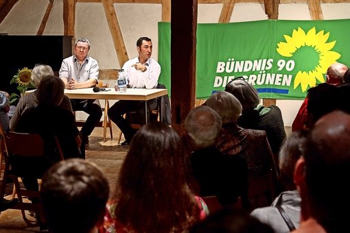 Der Grüne Klaus Amler (links) sitzt neben dem Chef  der Partei, Cem Özdemir, auf dem Podium in der Alten Scheuer. Foto: FACTUM-WEISE