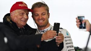 Niki Lauda (li.) bittet Nico Rosberg zum Promi-Selfie: Schießt der Altstar ein Foto mit dem designierten Formel-1-Weltmeister 2016? Foto: Getty