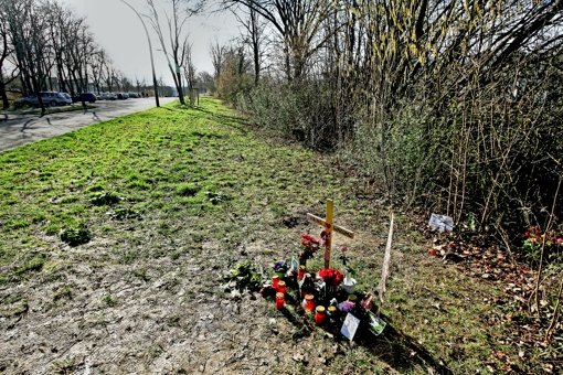 Ein Holzkreuz und  Blumen am Tatort in Ludwigsburg-Eglosheim erinnern an die ermordete Nadine Ertugrul. Foto: factum/Bach