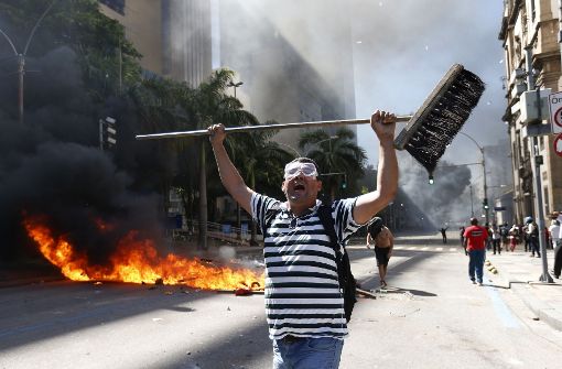 Nach Angaben der brasilianischen Militärpolizei warfen Demonstranten selbstgebaute Handgranaten und Raketen in die Richtung des Parlamentsgebäudes in Rio de Janeiro. Foto: AP