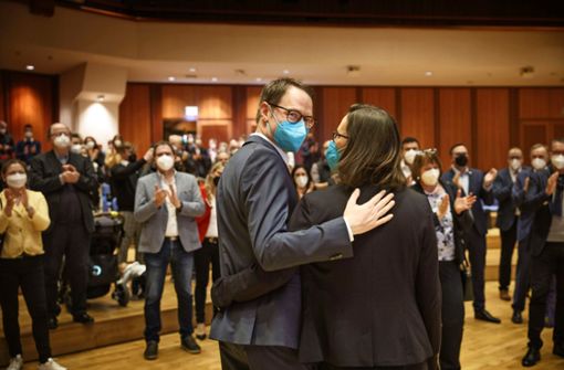 Sebastian Wolf mit seiner Frau Tanja nach der Verkündung des Wahlergebnisses im Bürgerzentrum Foto: Gottfried Stoppel