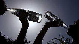 Vor zehn Jahren totgesagt, jetzt wieder gefragt: Mineralwasser aus der Glasflasche.  Foto: dpa