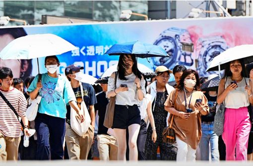 Viele Menschen in Tokio suchen unter Regenschirmen Schutz vor der Hitze. Foto: /Kyodo News