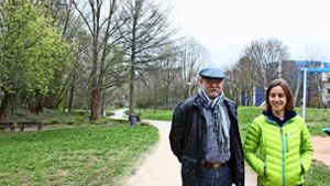 Jochen Ostertag und Katharina Meier in der Grünanlage bei der Mombach-Quelle. Dort wurde die Beleuchtung verbessert. Foto: Annina Baur, privat