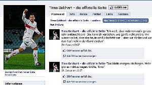 Timo Gebhart, Mittelfeldspieler beim VfB StuttgartFreunde: 4265 (Stand: 1. März 2011)Wie wichtig ist für Sie Facebook? Beruflich ist es für mich sehr wichtig – weil es der direkteste Weg ist, mit den Fans persönlich in Kontakt zu treten. Privat nutze ich Facebook nur zeitweise.Wie oft schauen Sie bei Facebook vorbei? Auf meiner Fanseite sehr regelmäßig. Ich schaffe es zwar nicht immer, alle Kommentare zu lesen – aber ich versuche, so viel wie möglich davon mitzukommen. Schließlich geben sich viele Anhänger viel Mühe.Seit wann sind Sie bei Facebook? Seit ziemlich genau einem Jahr.Was würden Sie niemals posten? Erstens würde ich niemanden persönlich beleidigen. Und zweitens gibt es im Privatleben Grenzen – auch wenn mir bewusst ist, dass ich eine Person des öffentlichen Lebens bin.Schonmal was Lustiges passiert? Als ich ganz am Anfang mal einen angeblich „echten“ Timo Gebhart gefunden und ihm einfach mal geschrieben habe. Der war ziemlich erschrocken und hat seine Seite recht schnell dicht gemacht.Posten Sie alles selbst? Ich will da niemandem etwas vormachen: Die Meinungen und Aussagen selbst sind zu 100 Prozent von mir – aber formuliert und online gestellt werden sie von einer Agentur, mit der ich zusammenarbeite. Es ist vom Ablauf her nach Spielen einfacher, wenn ich meinen Kommentar kurz telefonisch durchgeben kann. Timo Gebhart auf Facebook Foto: Screenshot