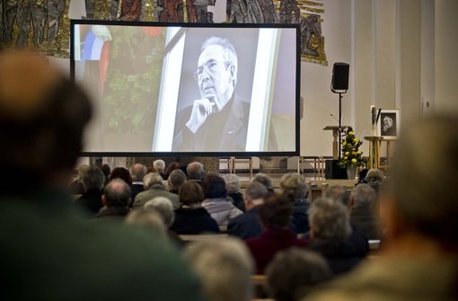 Die offizielle Trauerfeier in der Stiftskirche wird für Normalbürger auf eine riesige Leinwand in St. Eberhard übertragen. Foto: Max Kovalenko