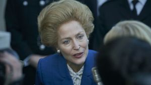 Gillian Anderson als Premierministerin Margaret Thatcher. Foto: AP/Netflix/Des Willie