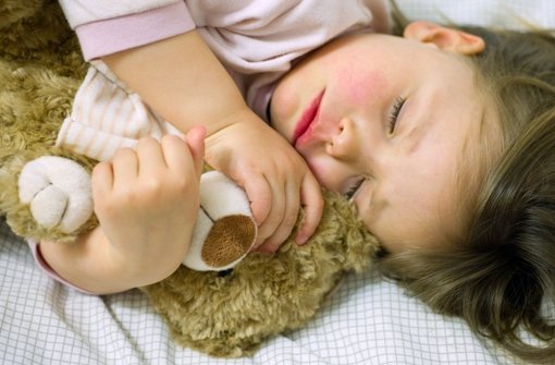 Kinder brauchen viel Schlaf. Der leidet, wenn der Nachwuchs gestresst ist. Foto: dpa