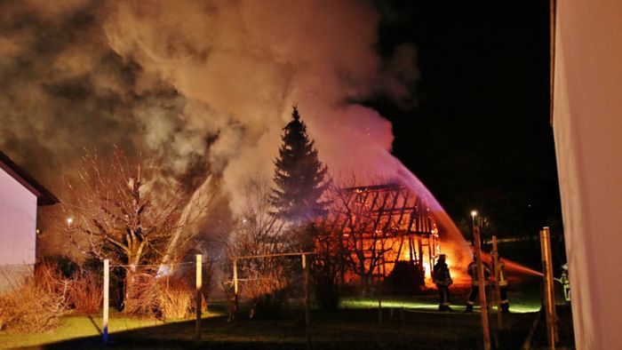 Feuer zerstört Holzschuppen samt Landmaschinen komplett