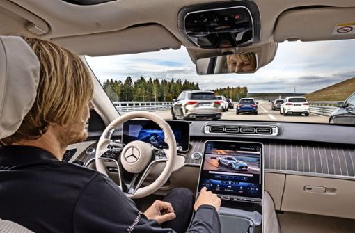 Hände ans Lenkrad? Im stockenden Verkehr kann ab sofort das Auto selbst die Steuerung übernehmen. Foto: Daimler AG/Mercedes-Benz AG