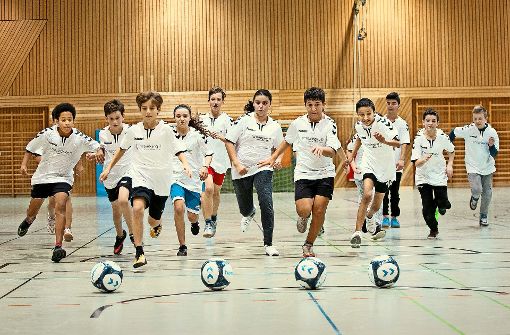 Die Freude am Fußball führt die Kinder zusammen. Foto: Horst Rudel