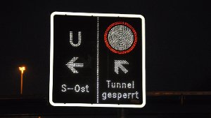 Nach einem Unfall mit fünf Verletzten musste der Wagenburgtunnel am Montag gesperrt werden. Foto: Andreas Rosar Fotoagentur-Stuttgart