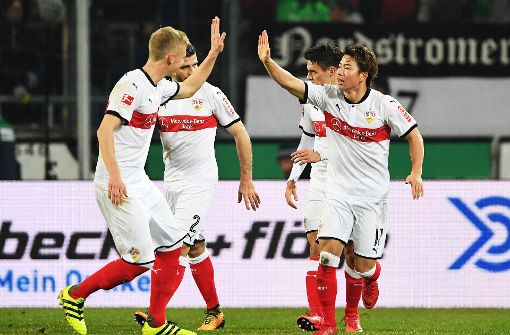 Takuma Asano (vorne rechts) erzielte gegen Hannover sein erstes Bundesliga-Tor. Foto: Bongarts