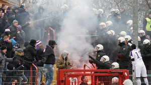 Preußen Münster - VfL Osnabrück am 07.02.2015 im Preußenstadion in Münster: Mit Tränengas reagiert die Polizei auf die Ausschreitungen der Osnabrücker Fans Foto: dpa
