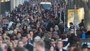 Menschenmassen auf der Königstraße: Verdi will den verkaufsoffenen Sonntag am 2. Oktober stoppen. Foto: dpa