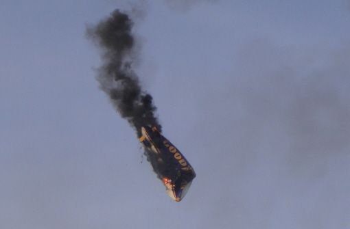 Das brennende Luftschiff stürzt ab. Foto: dpa