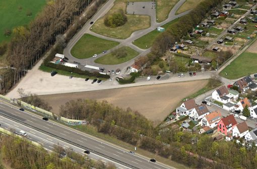 Auf der dreieckigen Fläche unten im Bild an der Autobahn könnte das Katastrophenschutzzentrum entstehen. Foto: Werner Kuhnle