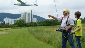 Ein erfahrener Fluglehrer hilft interessiertem Schüler, ein Flugmodell zu steuern. Foto: Hans-Dieter Wolz