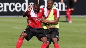 War im Mannschaftstraining beim VfB Stuttgart am Dienstag und Mittwoch dabei: Geoffroy Serey Dié (links, mit Carlos Gruezo). Hier gibt es die Trainingsbilder.  Foto: Pressefoto Baumann