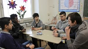 Beim UNO-Spiel kommen die Jugendlichen  ins Gespräch. Auch das fördert ihre Deutschkenntnisse. Foto: Natalie Kanter