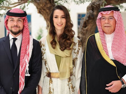 Prinzessin Rajwa mit ihrem Ehemann Hussein (li.) und Vater Khaled. Foto: imago/ABACAPRESS