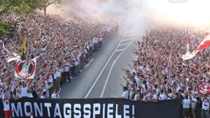 Tausende VfB-Fans begleiten den Saisonstart ihrer Mannschaft und protestieren gleichzeitig gegen Montagsspiele. Foto: Pressefoto Baumann