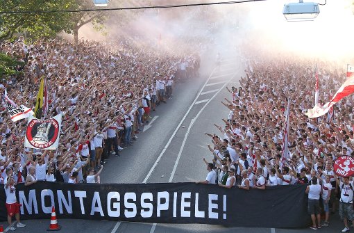 Tausende VfB-Fans begleiten den Saisonstart ihrer Mannschaft und protestieren gleichzeitig gegen Montagsspiele. Foto: Pressefoto Baumann