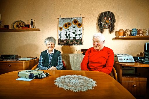 Agnes und Richard Bastian in ihrem Wohnzimmer im Asemwald Foto: Gottfried Stoppel