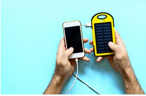 Das Handy mit Solarenergie aufladen – ist das ein Beitrag zur Energiewende? Foto: Adobe Stock/Dmitry Galaganov