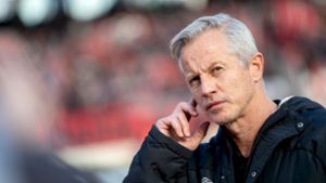 Jens Keller will mit einem Sieg gegen den VfB den Klassenverbleib des 1. FC Nürnberg unter Dach und Fach bringen. Foto: dpa/Daniel Karmann