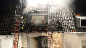 Beim Brand in einem Wohnhaus in Hedelfingen werden am Sonntagabend zwei Menschen verletzt. Foto: FRIEBE|PR/ Sven Friebe