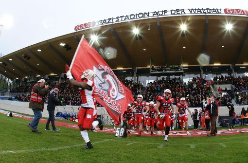 Über 2000 Football-Fans sahen eine couragierte Heimmannschaft beim Spiel der Stuttgart Scorpions gegen Frankfurt Universe. Foto: Pressefoto Baumann