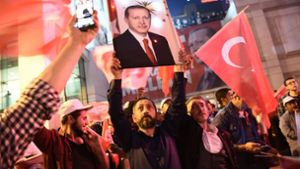 Die Anhänger von Recep Tayyip Erdogan feiern den mutmaßlichen Sieg ihres Präsidenten. Foto: AFP