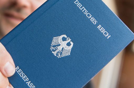 Einen solchen Pass hat ein „Reichsbürger“ immer griffbereit. Es gibt ihn im Internet. Foto: dpa