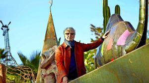 André Heller posiert in seinem Park „Anima“ in Marokko, jetzt hat der österreichische Chansonnier, Aktionskünstler, Kulturmanager und Schauspieler seinen ersten Roman veröffentlicht. Foto: Stefan Liewehr/Anima