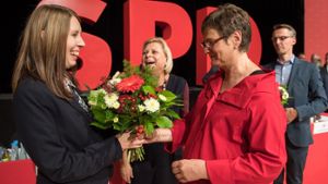 Luisa Boos (links) und Leni Breymaier dürfen sich freuen – sie sind gewählt, wie auch Hilde Mattheis und Lars Castellucci (im Hintergrund). Foto: dpa