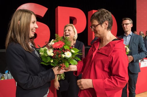 Luisa Boos (links) und Leni Breymaier dürfen sich freuen – sie sind gewählt, wie auch Hilde Mattheis und Lars Castellucci (im Hintergrund). Foto: dpa