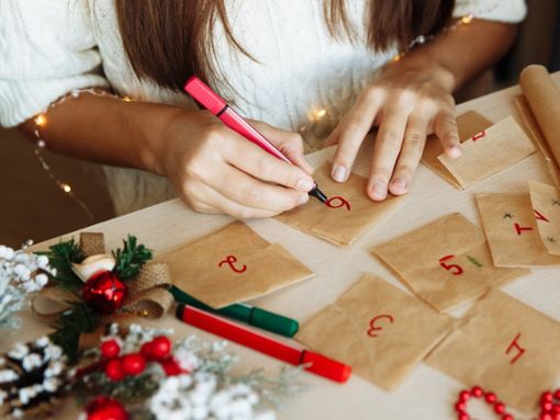 Selbst gemachte Adventskalender kommen bei Kindern und Erwachsenen gut an. Foto: EvMaslova/Shutterstock.com