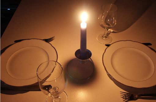 Wenn der Strom ausfällt, kann durch ein Dinner bei Kerzenschein aus der Not eine Tugend gemacht werden. Allerdings  nur wenn die Küche  nicht kalt und die Teller leer deshalb bleiben. Foto: Archiv/Fieß