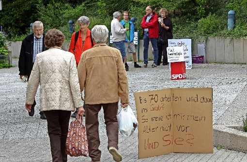 Botschaft auf Karton: Die SPD setzt auf handgeschriebene Blickfänger. Foto: factum/Bach