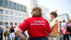 Erzieherinnen und Mitarbeiter der Sozialdienste gingen im Mai in Stuttgart für mehr Lohn und besserer Arbeitsbedingungen auf die Straße. Nun droht die Fortsetzung des Streiks Foto: dpa