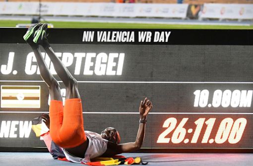Neuer Weltrekord über 10 000 Meter: Joshua Cheptegei und seine aufsehenerregenden Schuhe. Foto: AFP/Jose Jordan