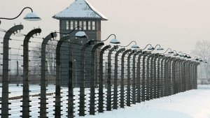 Ein Wachturm steht an einem Zaun im ehemaligen KZ Auschwitz-Birkenau. Foto: dpa