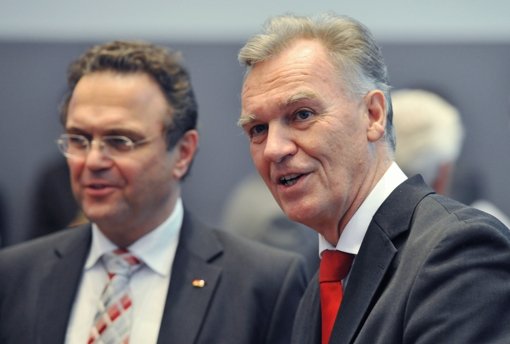 Investieren in Neonazi-Datenbank: Bundesinnenminister Hans-Peter Friedrich (l.) und Jörg Ziercke, Präsident des Bundeskriminalamtes (BKA) Foto: dpa