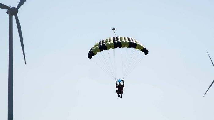 Fallschirmspringer bei zu harter Landung schwer verletzt