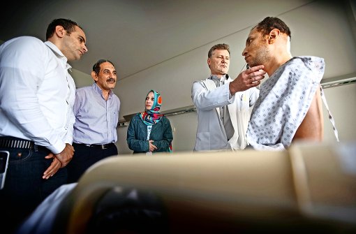 Anas  aus Kairo wird nach der OP von Chefarzt Gregor Ostrowski untersucht. Ammar Fayyad (ganz links) dolmetscht bei Sprachproblemen und hat geholfen, den Aufenthalt in Karlsbad-Langensteinbach zu organisieren. Foto:  