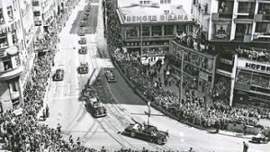 Die Königin auf der oberen Königstraße: In Stuttgart herrschte am 24. Mai 1965  Ausnahmezustand, als die damals 39-jährige Queen Elizabeth II. mit ihrem Mann Prinz Philip in getrennten Autos durch die Stadt fuhr   Foto: Günther Schaile