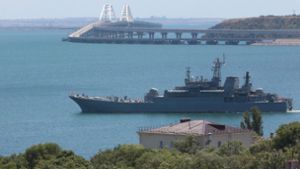 Blick auf ein großes Landungsschiff des russischen Militärs auf der russisch besetzten Krim. Foto: -/AP/dpa