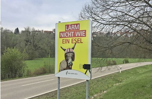 Eine Prise Humor soll vor allem die Zweiradfreunde auf  der Strecke zwischen Kirchberg und dem Ortsteil Neuhof zum rücksichtsvollen und sicheren Fahren bewegen. Foto: privat